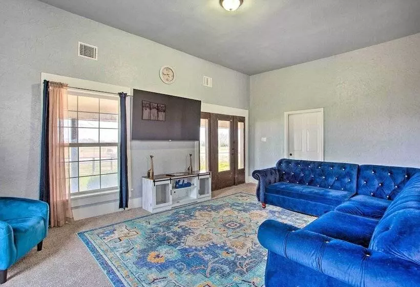 Spacious Vacation Home: 10 Mi To Lavon Lake!