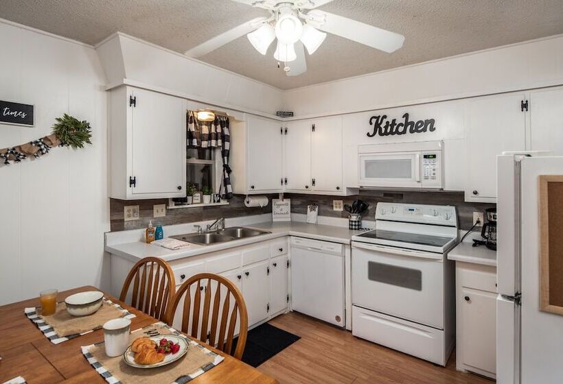 The Elk Meadow Cozy Cabin