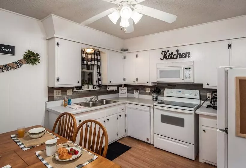 The Elk Meadow Cozy Cabin