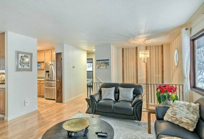 West Anchorage Home Near Coastal Trail!