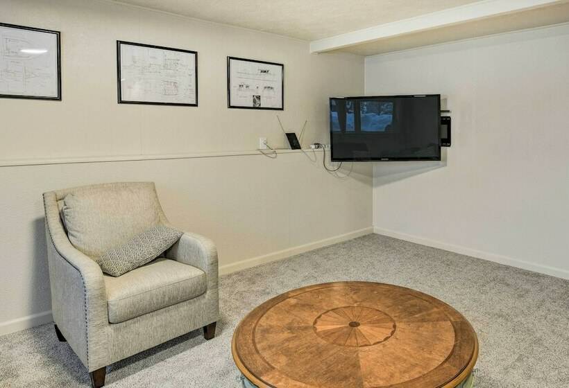 West Anchorage Home Near Coastal Trail!