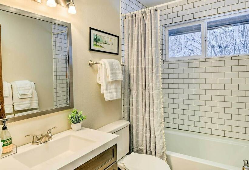 West Anchorage Home Near Coastal Trail!