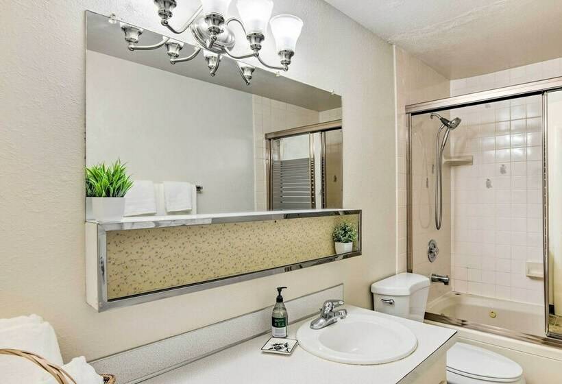 West Anchorage Home Near Coastal Trail!