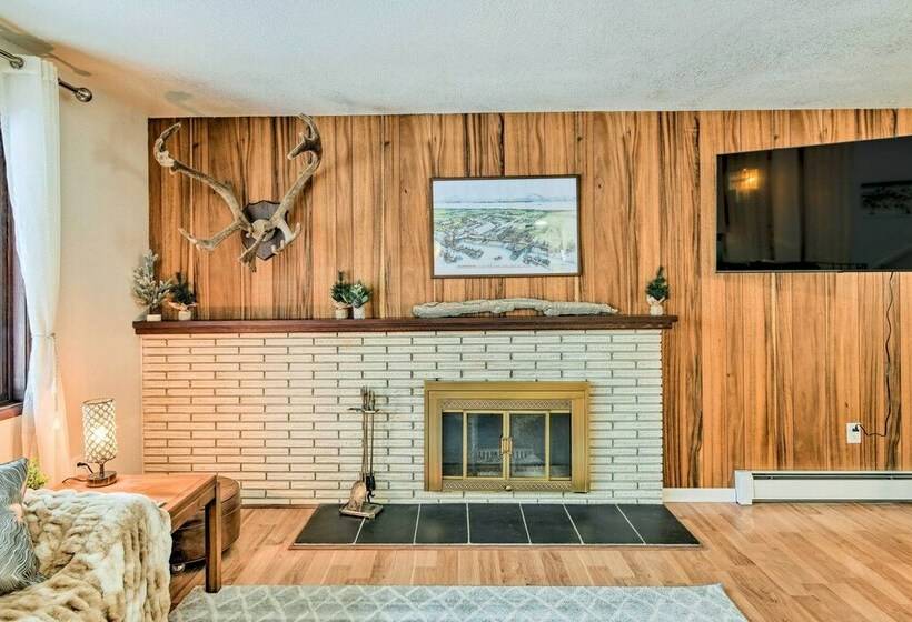 West Anchorage Home Near Coastal Trail!