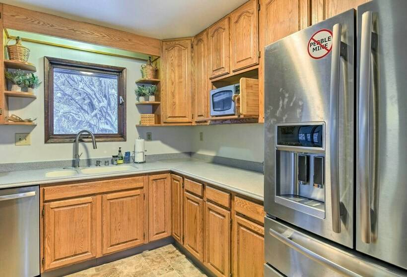 West Anchorage Home Near Coastal Trail!