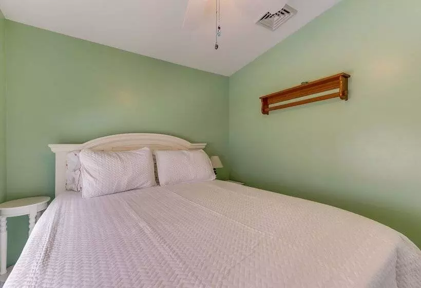 Charming Coastal Cottage W/ Pool Access!