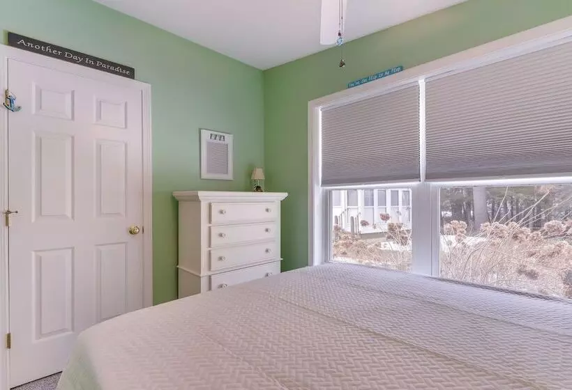 Charming Coastal Cottage W/ Pool Access!