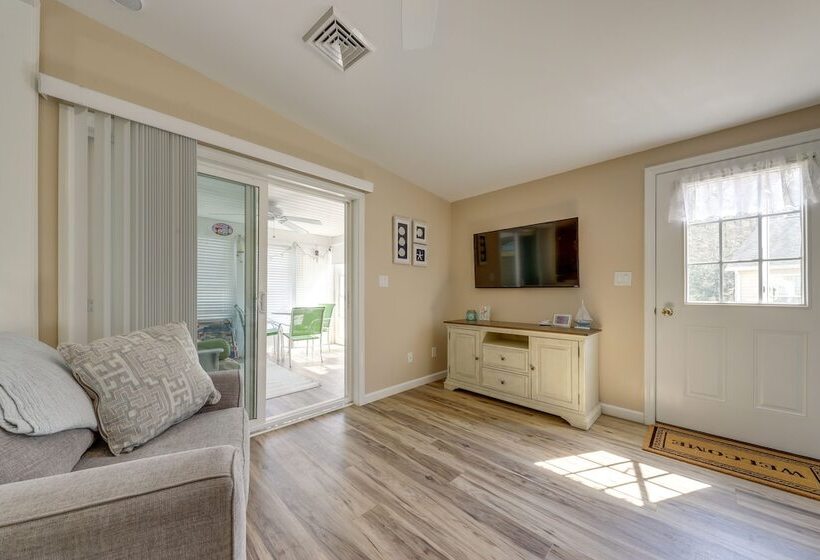 Charming Coastal Cottage W/ Pool Access!