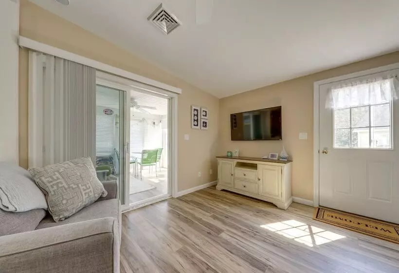 Charming Coastal Cottage W/ Pool Access!