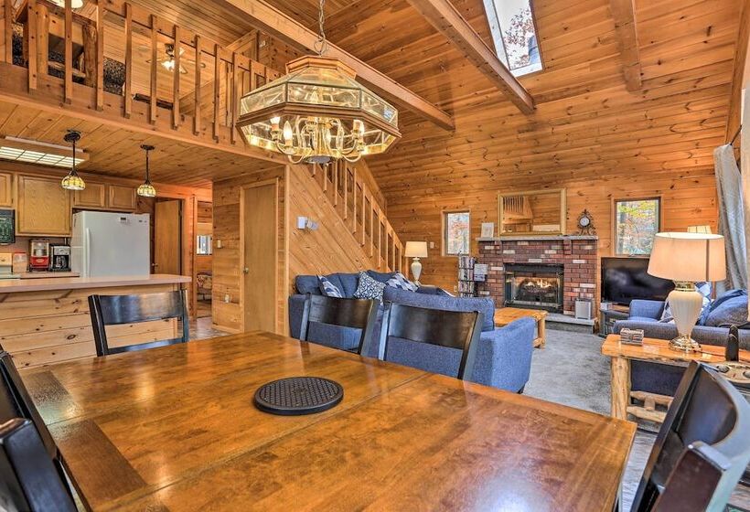 Arrowhead Lake Cabin: Near Skiing & Walk To Lake