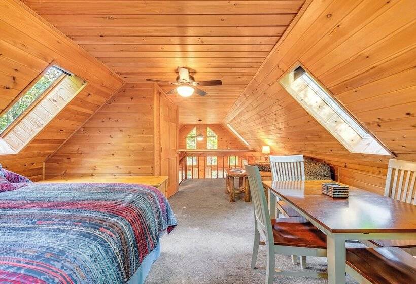 Arrowhead Lake Cabin: Near Skiing & Walk To Lake