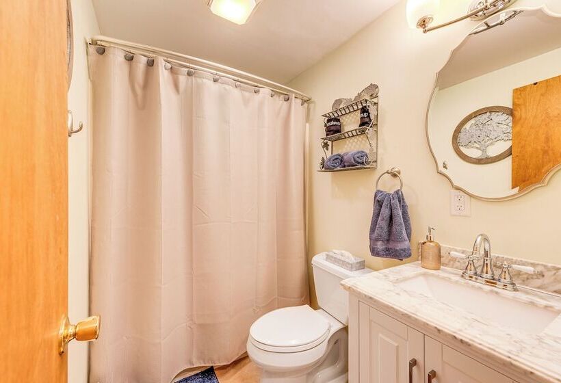 Arrowhead Lake Cabin: Near Skiing & Walk To Lake