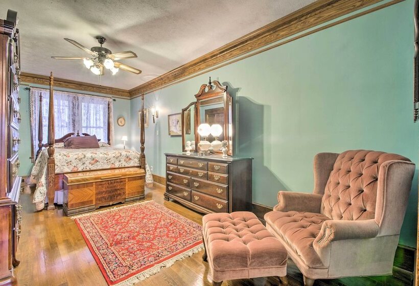 Damascus Home W/fire Pit & Views, Walk To Shops!