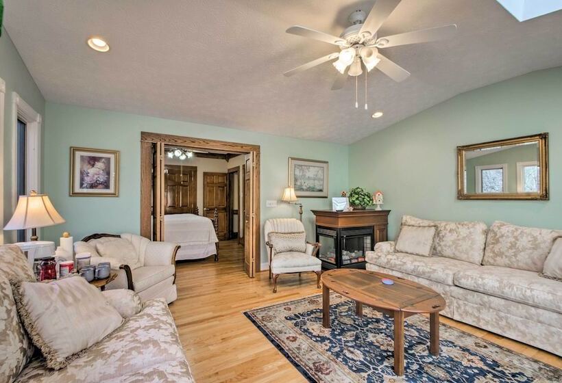 Damascus Home W/fire Pit & Views, Walk To Shops!