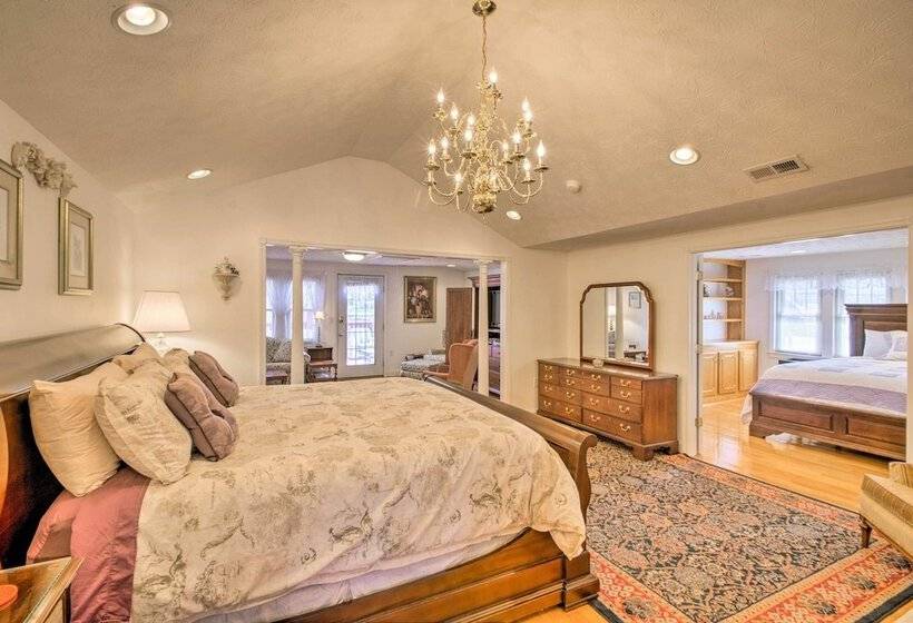 Damascus Home W/fire Pit & Views, Walk To Shops!