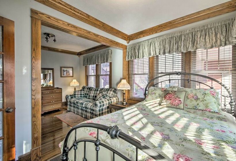 Damascus Home W/fire Pit & Views, Walk To Shops!