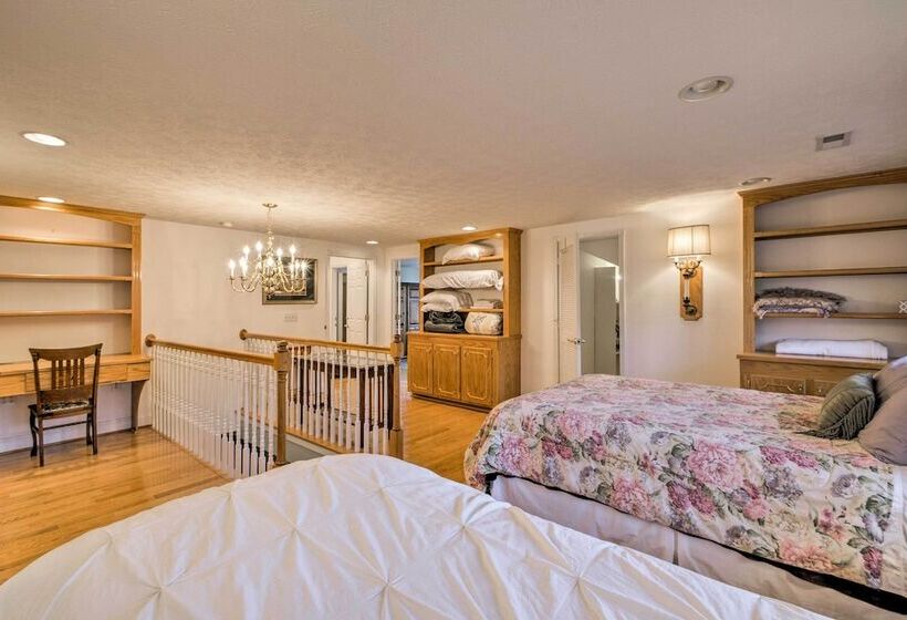 Damascus Home W/fire Pit & Views, Walk To Shops!