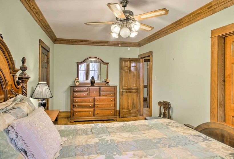 Damascus Home W/fire Pit & Views, Walk To Shops!