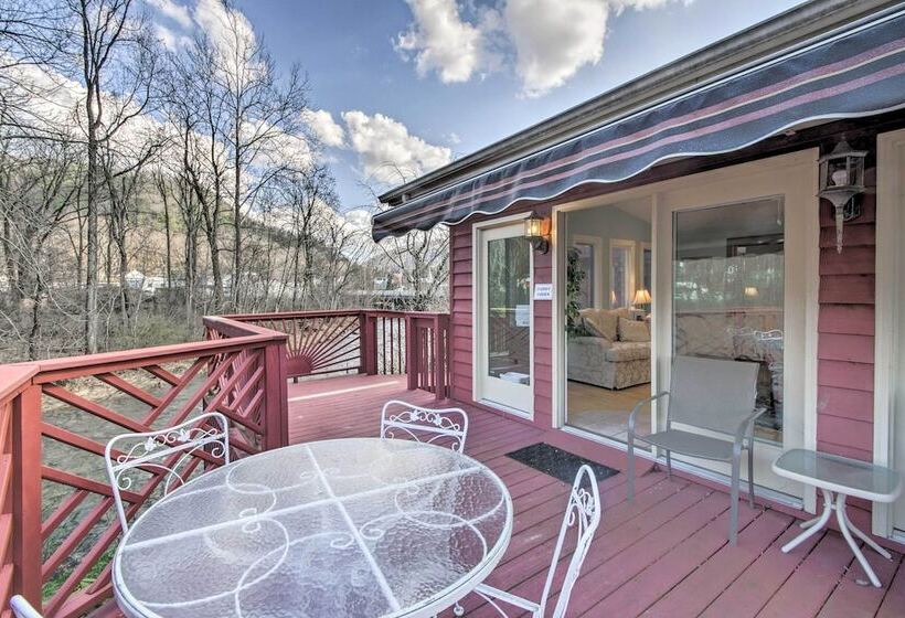 Damascus Home W/fire Pit & Views, Walk To Shops!