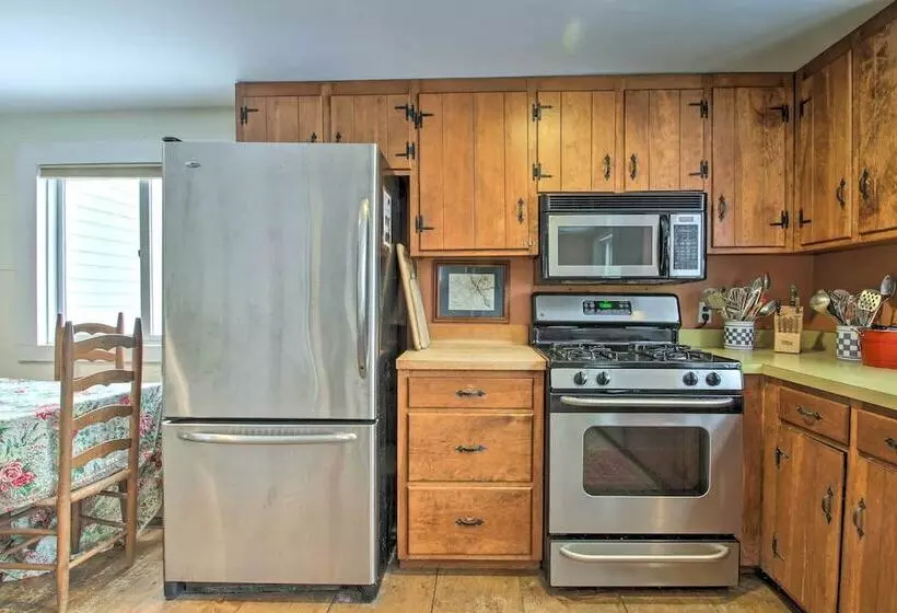 Historic Bradford Home   8 Mi To Mount Sunapee!