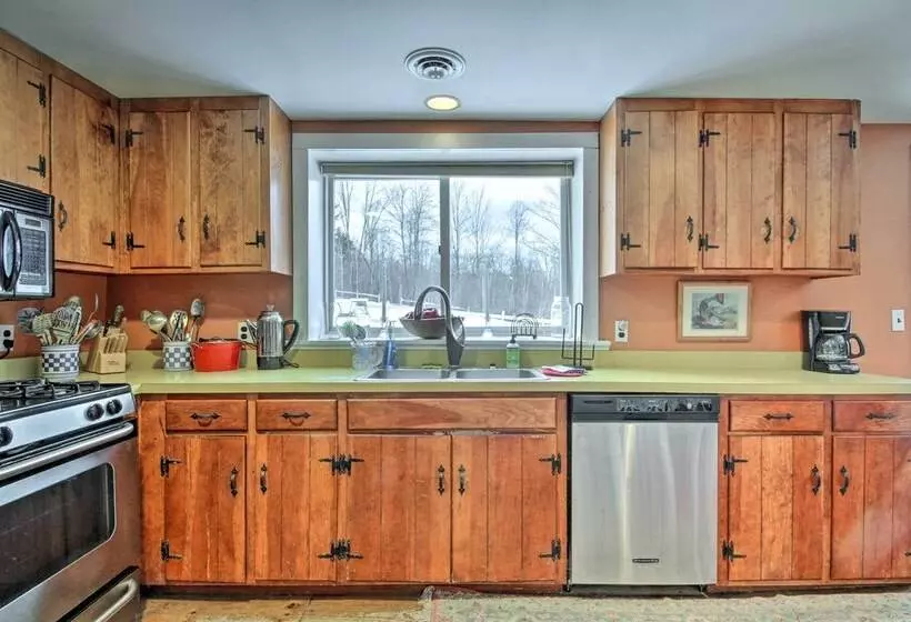 Historic Bradford Home   8 Mi To Mount Sunapee!