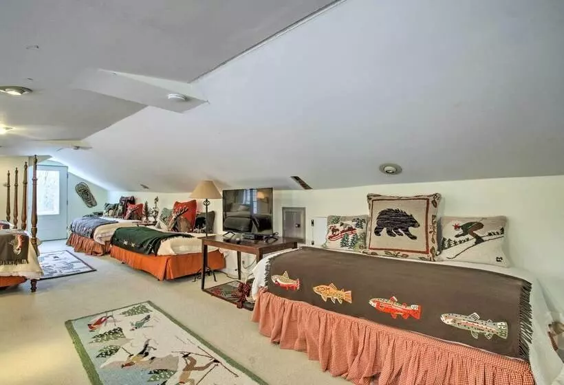 Historic Bradford Home   8 Mi To Mount Sunapee!