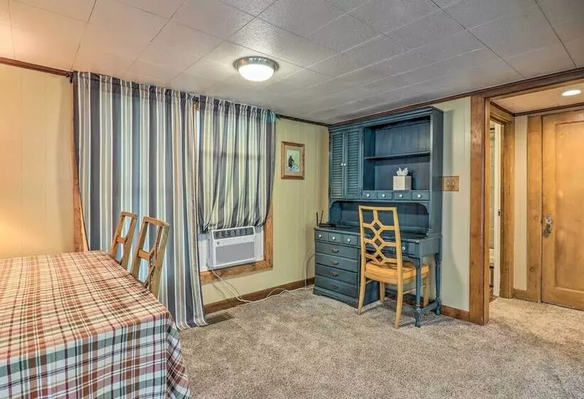 Near Hiking + Dining: Dtwn Sylva Cottage!