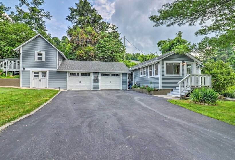 Near Hiking + Dining: Dtwn Sylva Cottage!