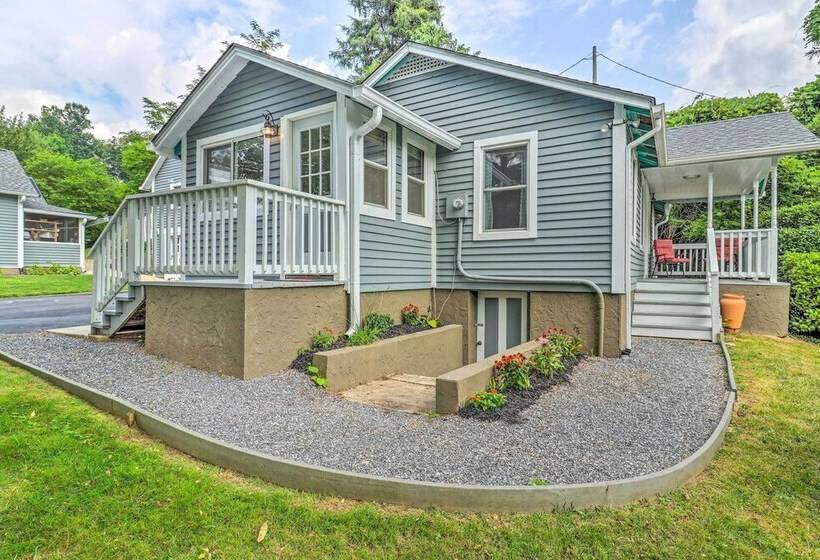 Near Hiking + Dining: Dtwn Sylva Cottage!