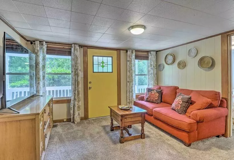 Near Hiking + Dining: Dtwn Sylva Cottage!