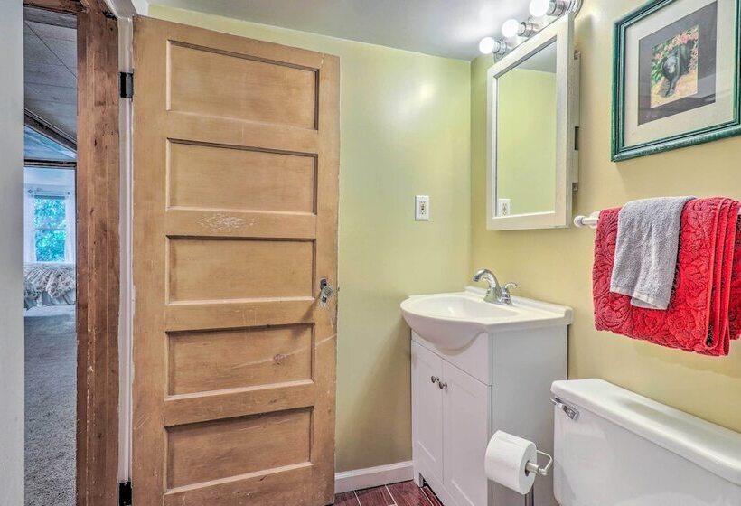 Near Hiking + Dining: Dtwn Sylva Cottage!