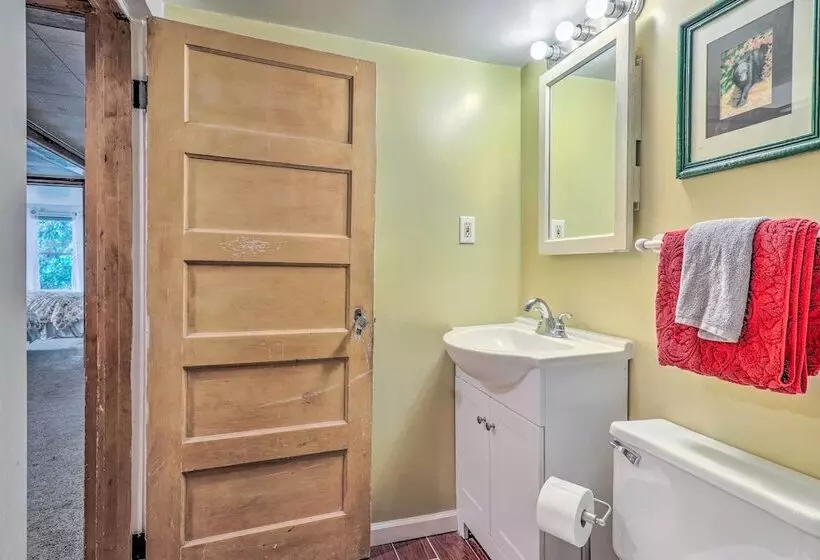 Near Hiking + Dining: Dtwn Sylva Cottage!