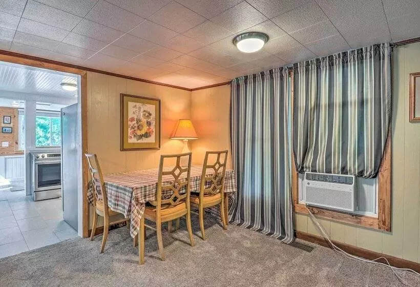 Near Hiking + Dining: Dtwn Sylva Cottage!