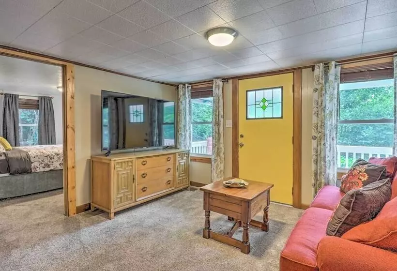 Near Hiking + Dining: Dtwn Sylva Cottage!