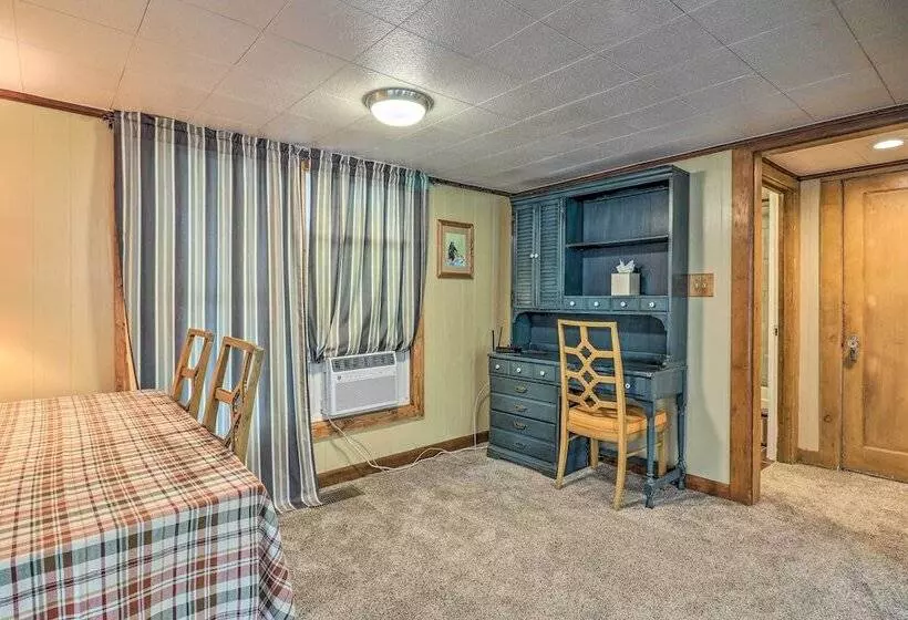 Near Hiking + Dining: Dtwn Sylva Cottage!