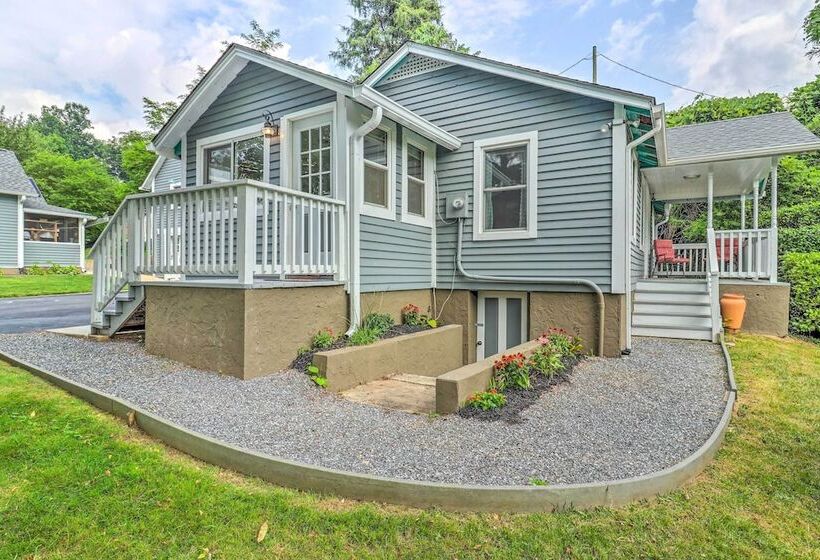 Near Hiking + Dining: Dtwn Sylva Cottage!