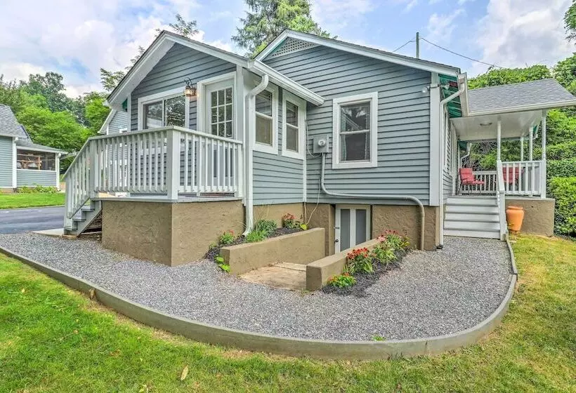 Near Hiking + Dining: Dtwn Sylva Cottage!