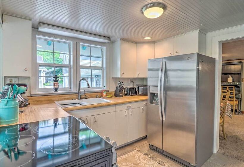 Near Hiking + Dining: Dtwn Sylva Cottage!