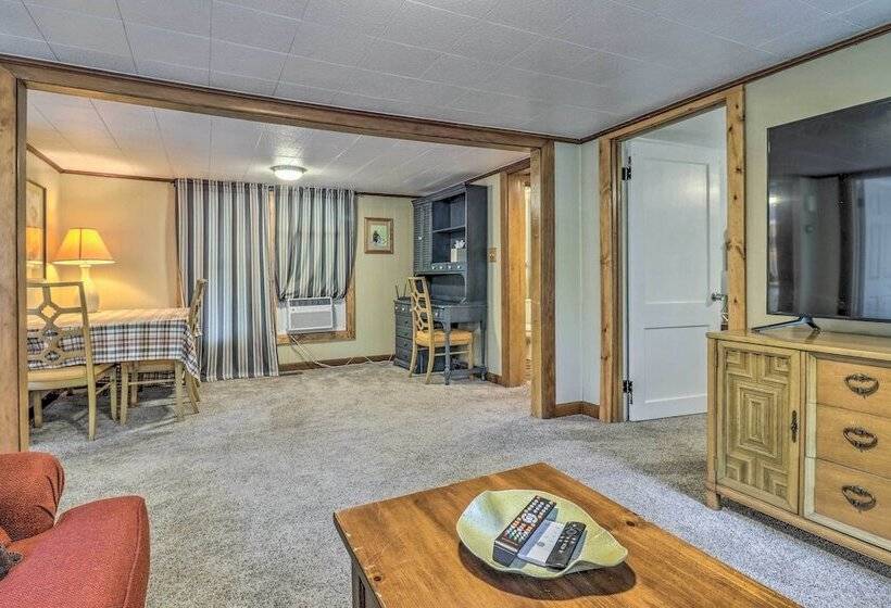 Near Hiking + Dining: Dtwn Sylva Cottage!