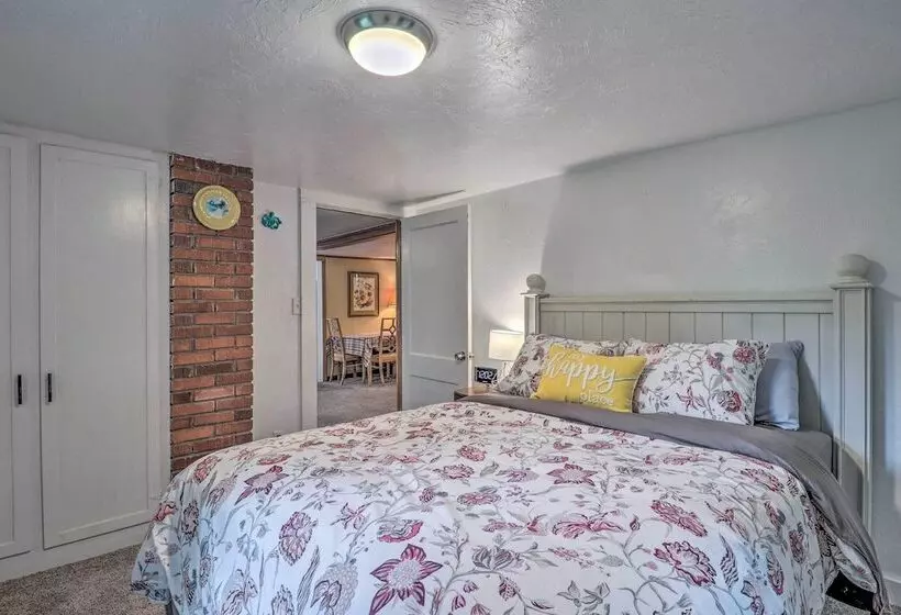 Near Hiking + Dining: Dtwn Sylva Cottage!