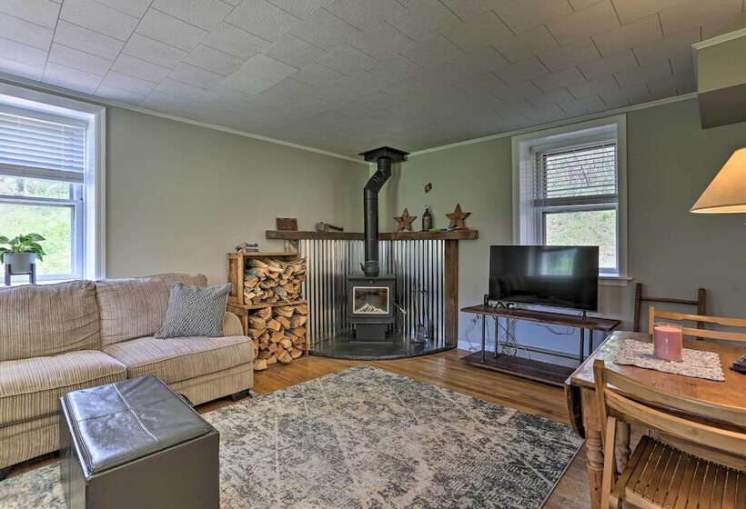 Idyllic Hellertown Cottage W/ Patio & Fire Pit!