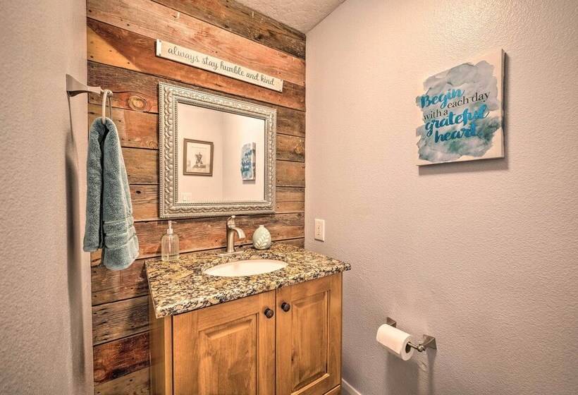 Idyllic Nampa Family Home With Hot Tub & Fire Pit!