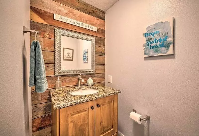 Idyllic Nampa Family Home With Hot Tub & Fire Pit!