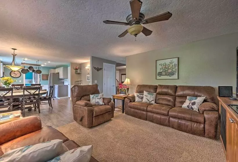 Idyllic Nampa Family Home With Hot Tub & Fire Pit!