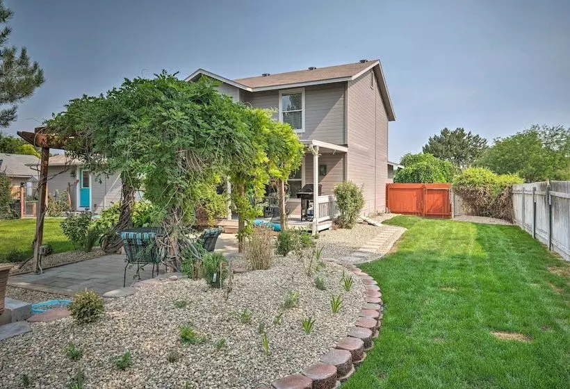 Idyllic Nampa Family Home With Hot Tub & Fire Pit!