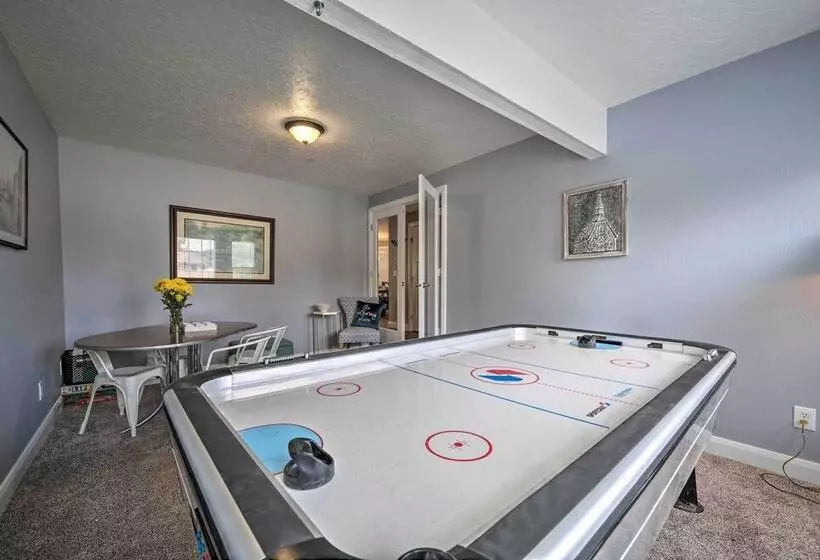 Idyllic Nampa Family Home With Hot Tub & Fire Pit!