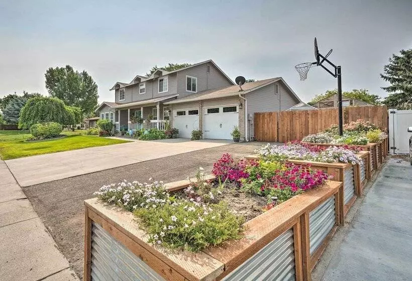 Idyllic Nampa Family Home With Hot Tub & Fire Pit!
