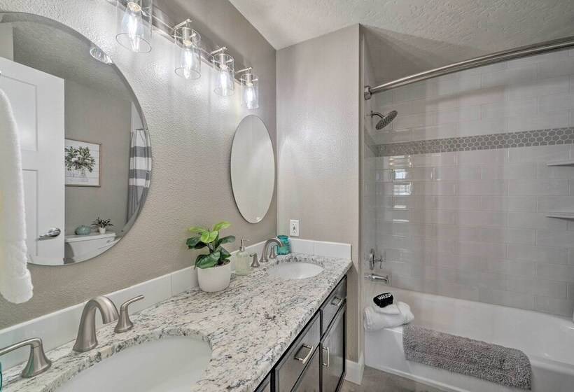 Idyllic Nampa Family Home With Hot Tub & Fire Pit!