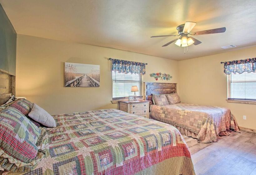 Kingston Home W/ Pickleball: Steps To Lake Texoma!