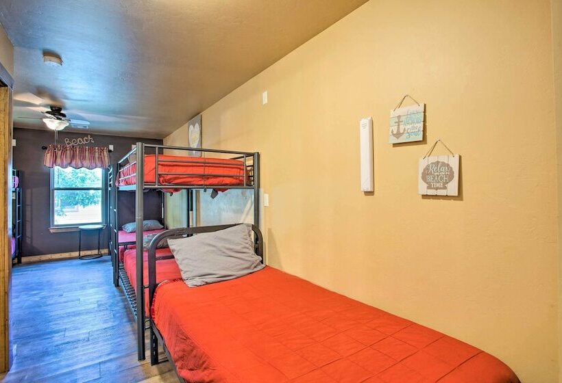 Kingston Home W/ Pickleball: Steps To Lake Texoma!